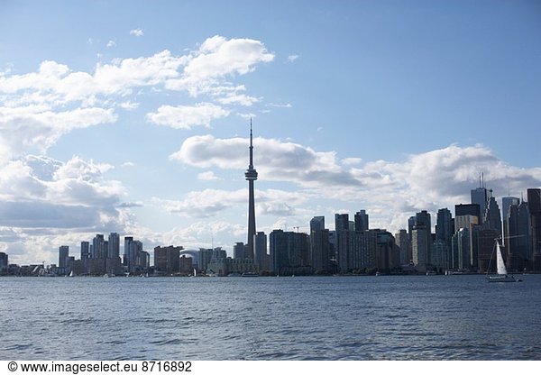 Blick auf den Lake Ontario und die Skyline der Stadt Toronto  Kanada