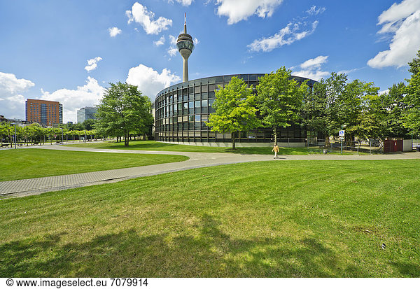 Blick auf den Landtag  Rheinturm und das Stadttor  Landeshauptstadt D¸sseldorf  Nordrhein-Westfalen  Deutschland  Europa