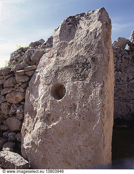 Blick auf den megalithischen Tempelkomplex von Ggantija  eines der frühesten von Menschenhand geschaffenen Bauwerke der Welt  das als Fruchtbarkeitskultstätte gilt. Malta. Neolithikum. 3600 - 2500 V. CHR. Zaghra.