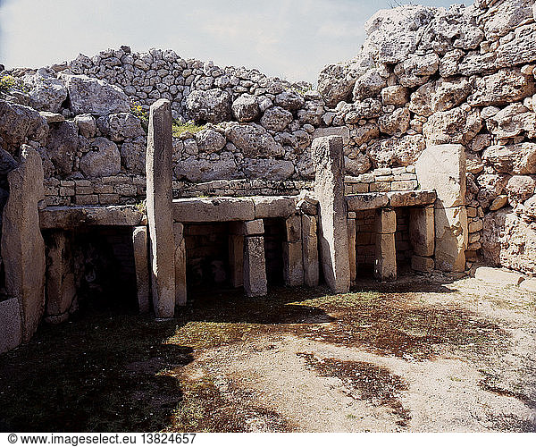 Blick auf den megalithischen Tempelkomplex von Ggantija  eines der frühesten von Menschenhand geschaffenen Bauwerke der Welt  das als Fruchtbarkeitskultstätte gilt. Malta. Neolithikum. 3600 - 2500 V. CHR. Zaghra.
