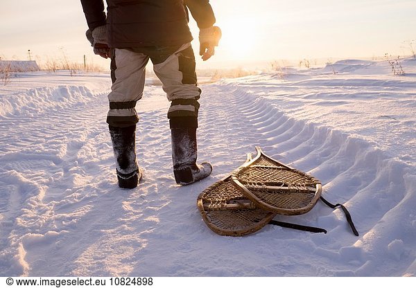 Blick auf den Menschen in der Schneelandschaft bei Sonnenuntergang  Ural  Russland