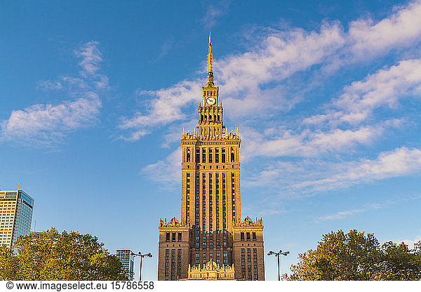 Blick auf den Palast der Kultur und Wissenschaft  Warschau  Polen
