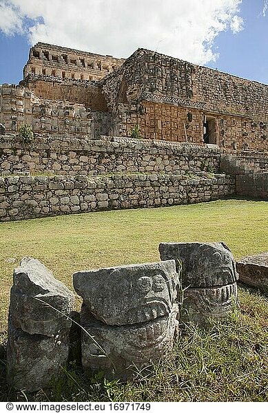 Blick auf den Palast der Masken - Palacio De Los Mascarones-Codz Poop in der archäologischen Stätte Kabah  Merida  Bundesstaat Yucatan  Mexiko  Mittelamerika.