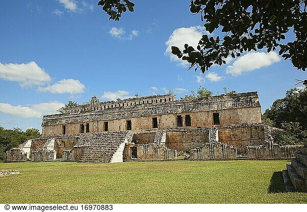 Blick auf den Palast - El Palacio in der archäologischen Maya-Stätte Kabah an der Puuc-Route  Bundesstaat Yucatan  Mexiko  Mittelamerika.