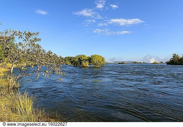 Blick auf den Sambesi-Fluss mit der Gischt von. Victoriafälle in der Ferne. Livingstone. Sambia.