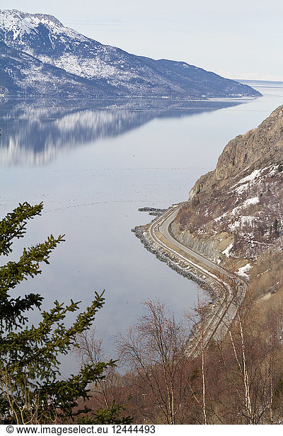 Blick auf den Seward Highway und den Turnagain Arm  Süd-Zentral-Alaska  Frühling