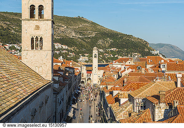 Blick auf den Stradun von der Stadtmauer aus  UNESCO-Weltkulturerbe  Dubrovnik  Kroatien  Europa