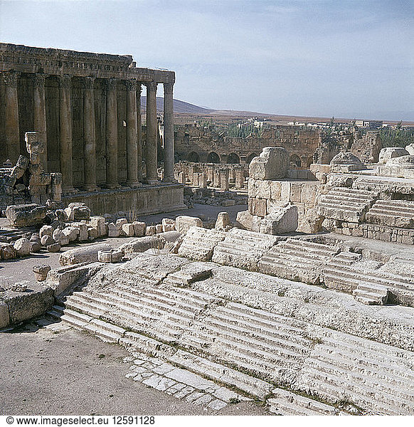 Blick auf den Tempelbezirk von Baalbek  dem antiken Heliopolis  das in der späteren hellenistischen und römischen Periode zu großer Bedeutung gelangte.