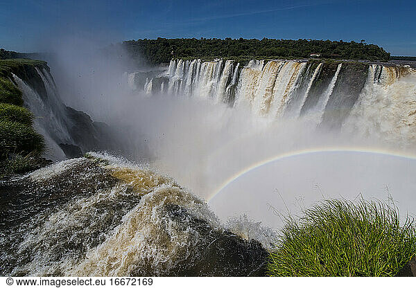 Blick auf den Teufelsschlund-Wasserfall an den Iguacu-Fällen