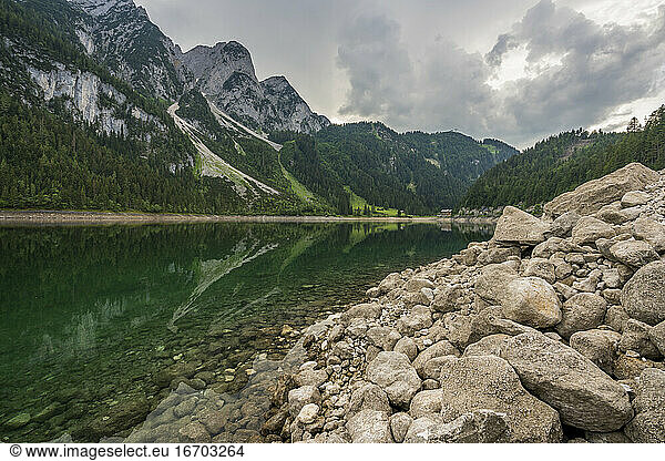 Blick auf den Vorderen Gosausee mit Blick auf die Berge  Österreich