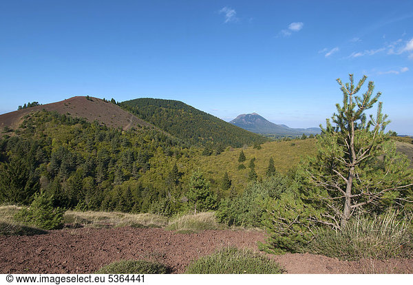 Blick auf den Vulkan Puy de DÙme  Puy de Lassolas  Regionaler Naturpark Volcans díAuvergne  Auvergne  Frankreich  Europa