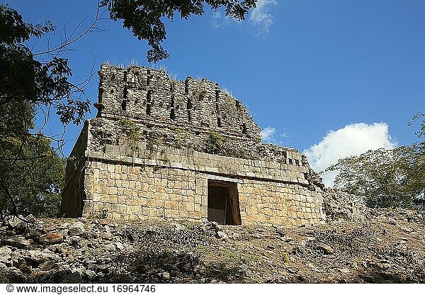 Blick auf den Wachturm - El Mirador in der prähispanischen Maya-Stadt Sayil  Merida  Bundesstaat Yucatan  Mexiko  Mittelamerika.