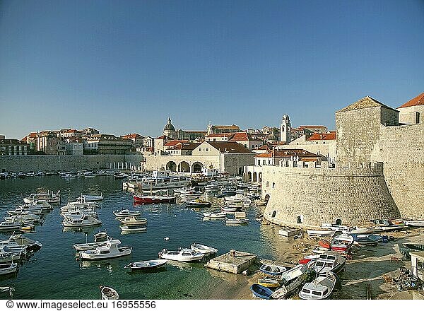 Blick auf den Yachthafen von Dubrovnik in Kroatien.