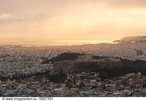 Blick auf die Akropolis und Athen vom Lykabettus-Hügel bei Sonnenuntergang  Griechenland.