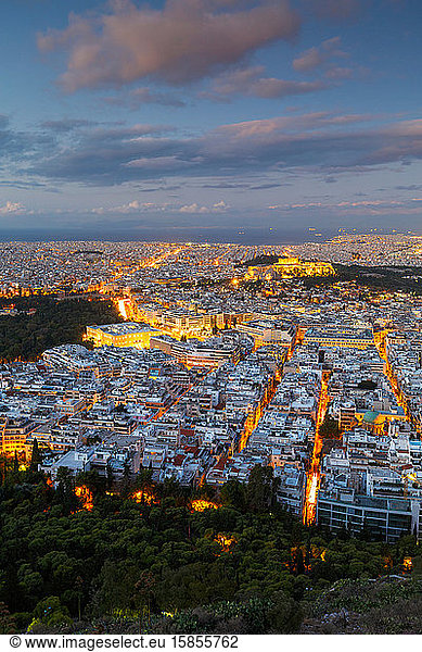 Blick auf die Akropolis und die Stadt Athen vom Lykabettus-Hügel bei Sonnenaufgang.