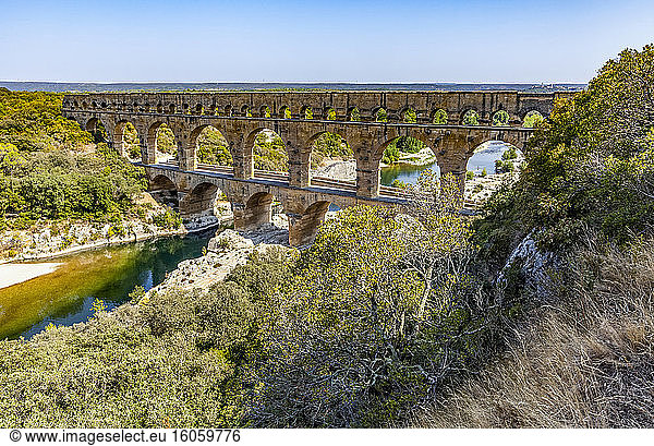 Blick auf die alte römische Aquäduktbrücke  Pont du Gard; Gard  Frankreich