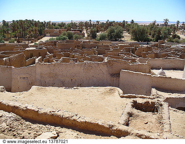 Blick auf die alte Stadt Ghat  die im 1. Jh. v. Chr. von den Garamanten gegründet wurde und ein wichtiger Posten auf den trans-saharischen Handelsrouten war. Libyen.