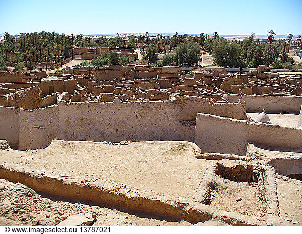 Blick auf die alte Stadt Ghat die im 1. Jh. v. Chr. von den Garamanten gegründet wurde und ein wichtiger Posten auf den trans-saharischen Handelsrouten war. Libyen.