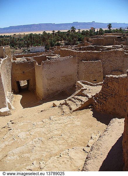 Blick auf die alte Stadt Ghat  die im 1. Jh. v. Chr. von den Garamanten gegründet wurde und ein wichtiger Posten auf den trans-saharischen Handelsrouten war. Libyen.