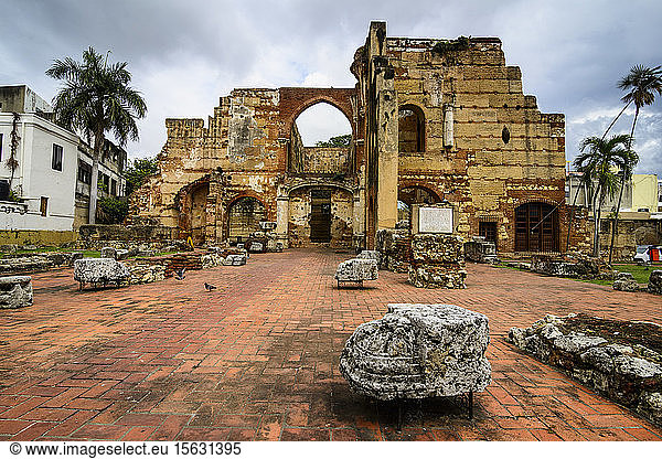 Blick auf die alten Ruinen des Krankenhauses San NicolÃ¡s de Bari bei bewölktem Himmel  Santo Domingo  Dominikanische Republik