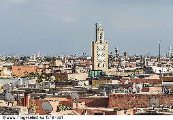Blick auf die Altstadt  Ben Salah Moschee mit Minarett  Marrakesch oder Marrakech  Marokko  Afrika