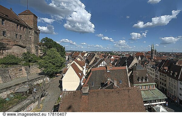 Blick auf die Altstadt  links die Kaiserburg  rechts St. Sebald und St. Lorenz  Nürnberg  Mittelfranken  Bayern  Deutschland  Europa