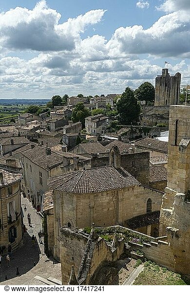 Blick auf die Altstadt mit dem Chateau du Roi, Wehrturm, Saint Emilion, Gironde, Nouvelle-Aquitaine, Frankreich, Europa