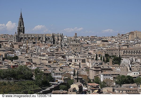 Blick auf die Altstadt mit der Kathedrale von Toledo  Kastilien-La Mancha  Spanien  Europa