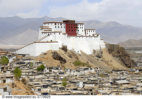 Blick auf die Altstadt mit restauriertem Palast Dzong Shigatse Tibet China