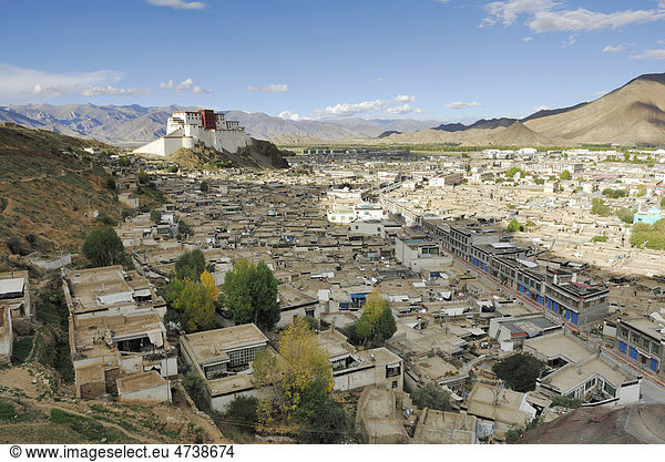 Blick auf die Altstadt und den wiederaufgebauten Dzong von Shigatse Shigatse Tibet China Asien