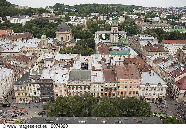 Blick auf die Altstadt von der Spitze des Rathausturms  Lemberg  Ukraine  Europa