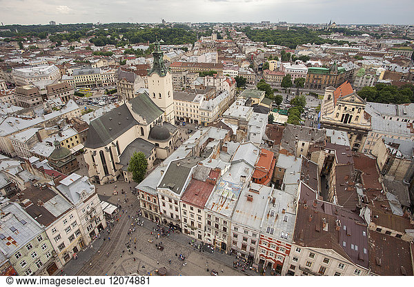 Blick auf die Altstadt von der Spitze des Rathausturms  UNESCO-Weltkulturerbe  Lemberg  Ukraine  Europa