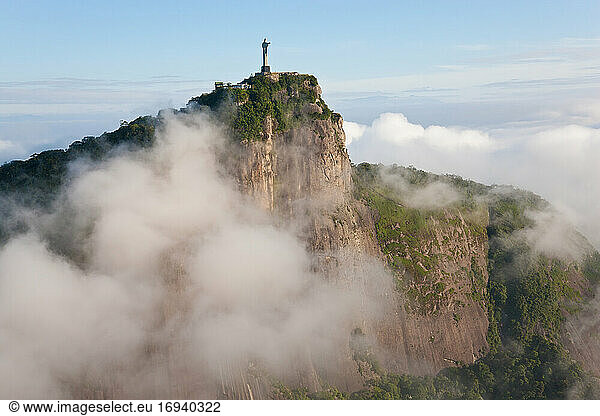 Blick auf die Art-Deco-Statue von Christus dem Erlöser auf dem Berg Corcovado in Rio de Janeiro  Brasilien.