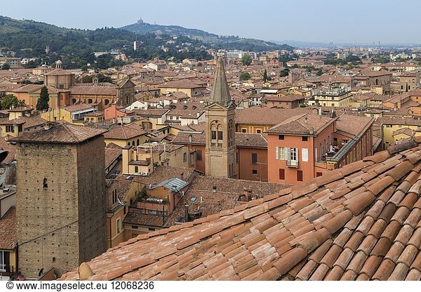 Blick auf die Basilika San Paolo Maggiore  die Kirche San Giovanni Battista dei Celestini und den Torre Galluzzi vom Dach der Basilika San Petronio  Bologna  Emilia Romagna  Italien.
