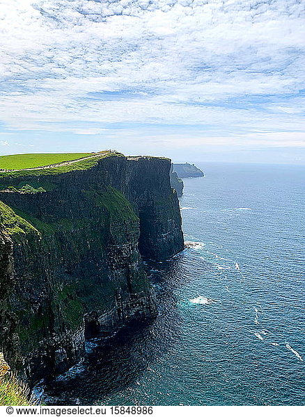 Blick auf die berühmten Cliffs of Moher mit Blick auf den Atlantischen Ozean