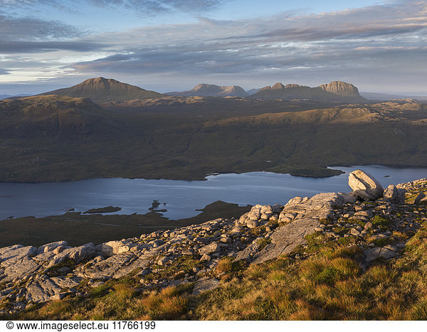 Blick auf die Berge von Assynt von den Hängen von Quinag  Sutherland  Highlands  Schottland  Vereinigtes Königreich  Europa