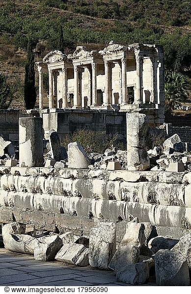 Blick auf die Bibliothek des Celsus von der Marmorstraße aus. Die Bibliothek des Celsus ist ein antikes Gebäude in Ephesus  Izmir  Türkei  Asien
