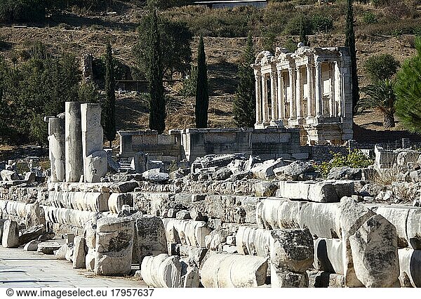 Blick auf die Bibliothek des Celsus von der Marmorstraße aus. Die Bibliothek des Celsus ist ein antikes Gebäude in Ephesus  Izmir  Türkei  Asien
