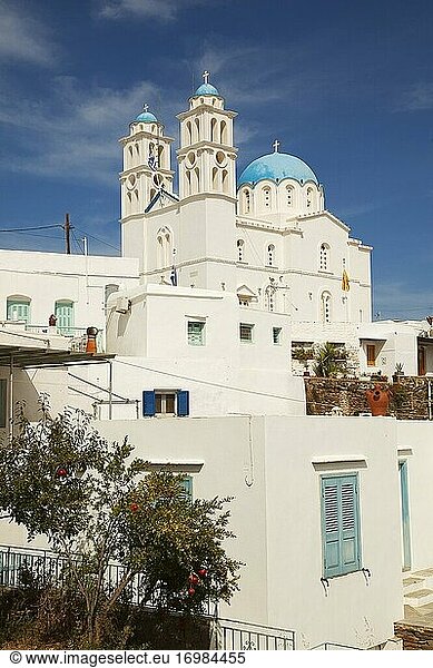 Blick auf die blaue Kuppel der Agios Ioannis Kirche im Dorf Ano Petali in der Nähe der Apollonia Kirche  Sifnos  Kykladen  Griechische Inseln  Griechenland  Europa.