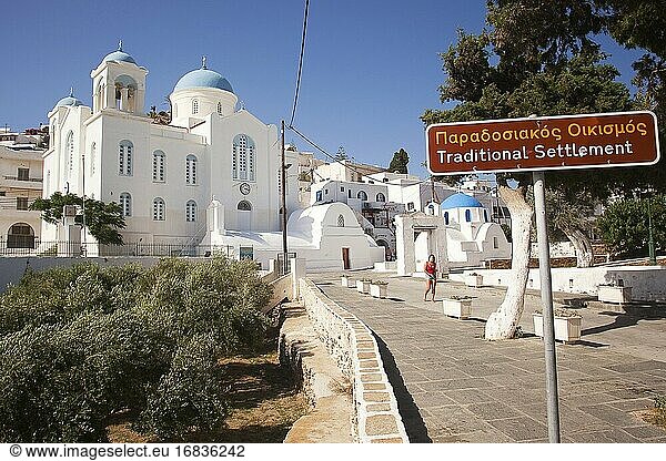 Blick auf die blaue Kuppel der Kathedralkirche in der Altstadt von Chora  Ios  Kykladen  Griechische Inseln  Griechenland  Europa.