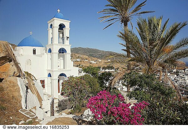 Blick auf die blaue Kuppelkirche Panagia Gremiotissa auf dem Hügel nahe der Altstadt Chora  Ios  Kykladen  Griechische Inseln  Griechenland  Europa.