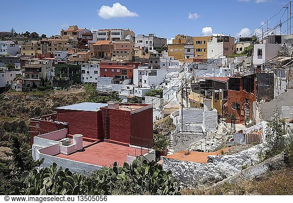 Blick auf die bunten Häuser von La Atalaya  Gran Canaria  Kanarische Inseln  Spanien  Europa
