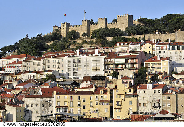 Blick auf die Burg Castelo de Sao Jorge  maurische Wehranlage  vom Aufzug Elevador Santa Justa  Lissabon  Portugal  Europa