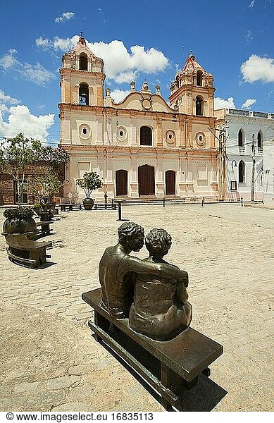 Blick auf die Carmen-Kirche-Iglesia de Nuestra Senora del Carmen auf der Plaza Del Carmen und Statuen im historischen Zentrum  Camag?ey  Kuba  Westindien  Mittelamerika.