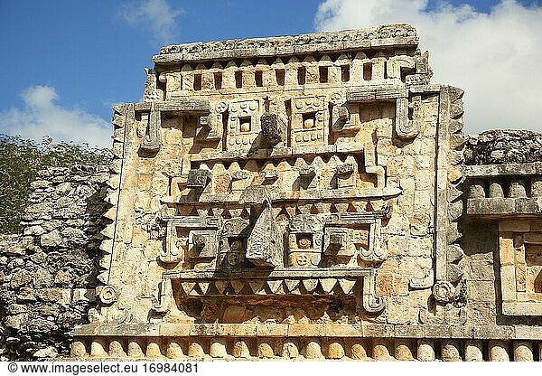 Blick auf die Chac-Masken an der Fassade des Kleinen Palastes (Kleine Palastgruppe) in der archäologischen Stätte Xlapak  Staat Yucatan  Mexiko  Mittelamerika.