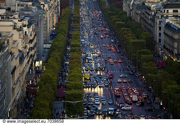 Blick auf die Champs-…lysÈes  Paris  Œle-de-France  Frankreich  Europa