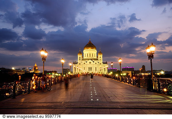 Blick auf die Christ-Erlöser-Kathedrale und Patriarchenbrücke bei Nacht  Moskau  Russland