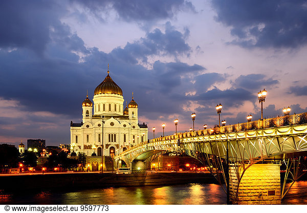 Blick auf die Christ-Erlöser-Kathedrale und Patriarchenbrücke über den Moskwa-Fluss bei Nacht  Moskau  Russland