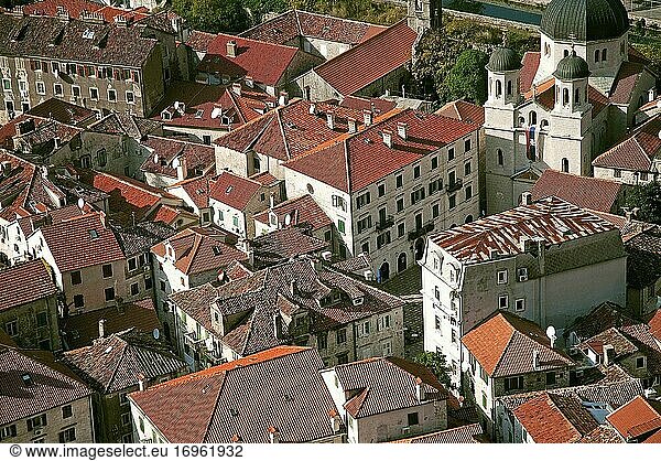 Blick auf die Dächer der Stadt Kotor in Montenegro.