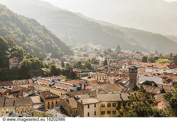Blick auf die Dächer und die drei Schlösser von Bellinzona  Tessin  Schweiz